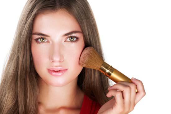 Румяна при нанесении макияжа